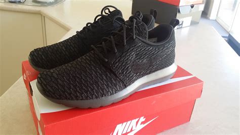 nike roshe flyknit triple black